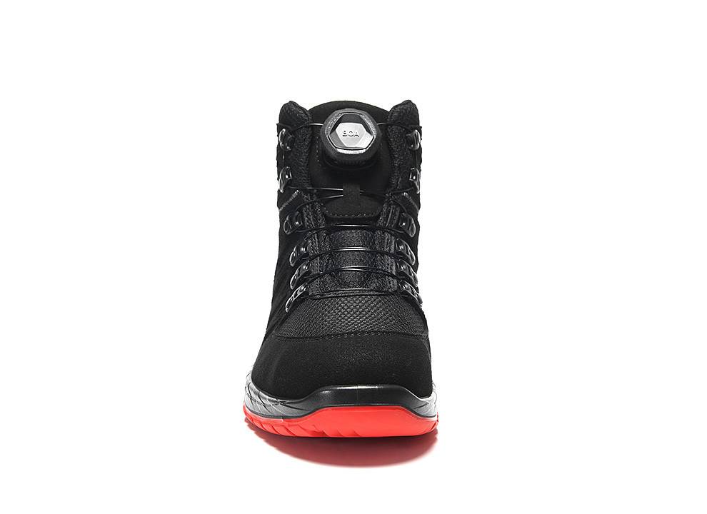 Ein schwarzer Sportschuh mit hohem Schaft, roter Sohle und Schnürverschluss. Der Schuh verfügt über ein Metallemblem in der Nähe des oberen Rands.
