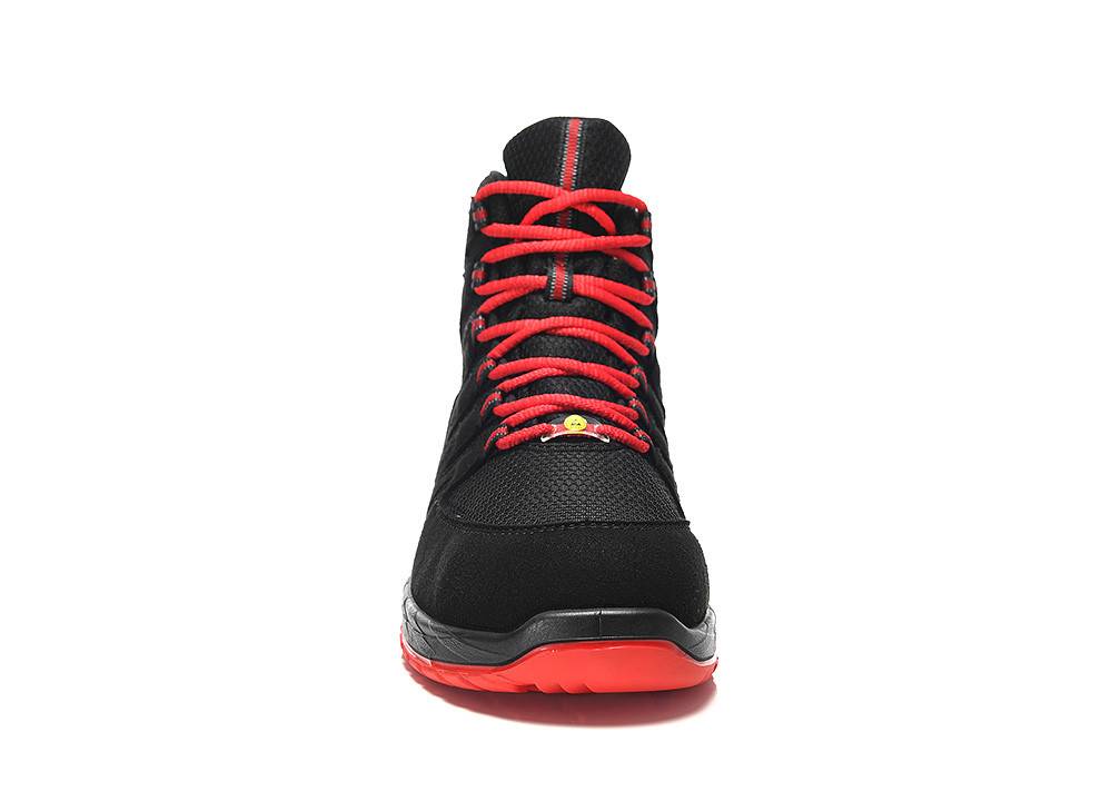 Ein schwarzer und roter Sportschuh mit roten Schnürsenkeln, von vorne gegen einen weißen Hintergrund gezeigt, wobei das Design und die Farbkombination hervorgehoben werden.