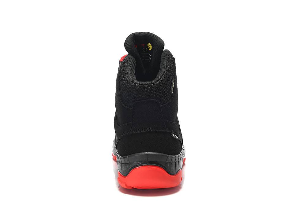 Eine schwarze High-Top-Schuhsilhouette mit roten Außensohlen, von hinten betrachtet, die detaillierte Textur und Stickdesign zeigt.