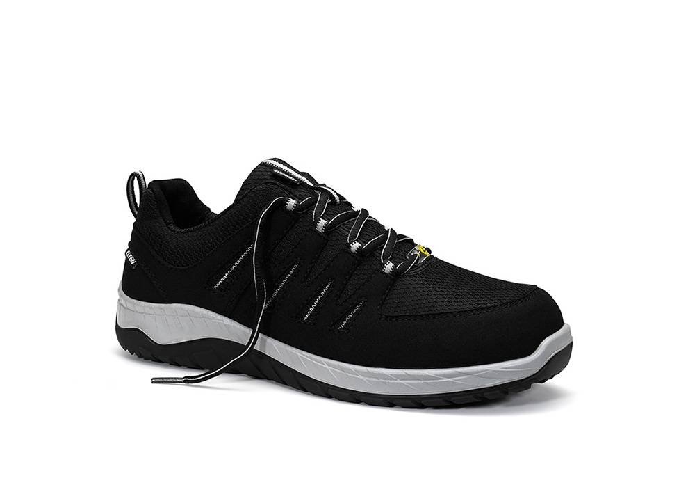 Ein schwarzer Sportschuh mit einer weißen Sohle, der ein strukturiertes Design und ein sicheres Schnürsystem aufweist. Der Schuh ist für Outdoor-Aktivitäten konzipiert.