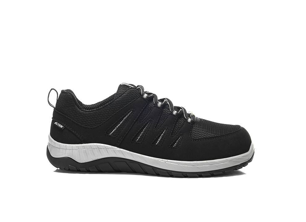 Ein schwarzer Sportschuh mit weißer Sohle und weißen Schnürsenkeln, gefertigt aus strukturiertem Stoff mit einem dezenten Logo an der Seite, präsentiert vor einem neutralen Hintergrund.