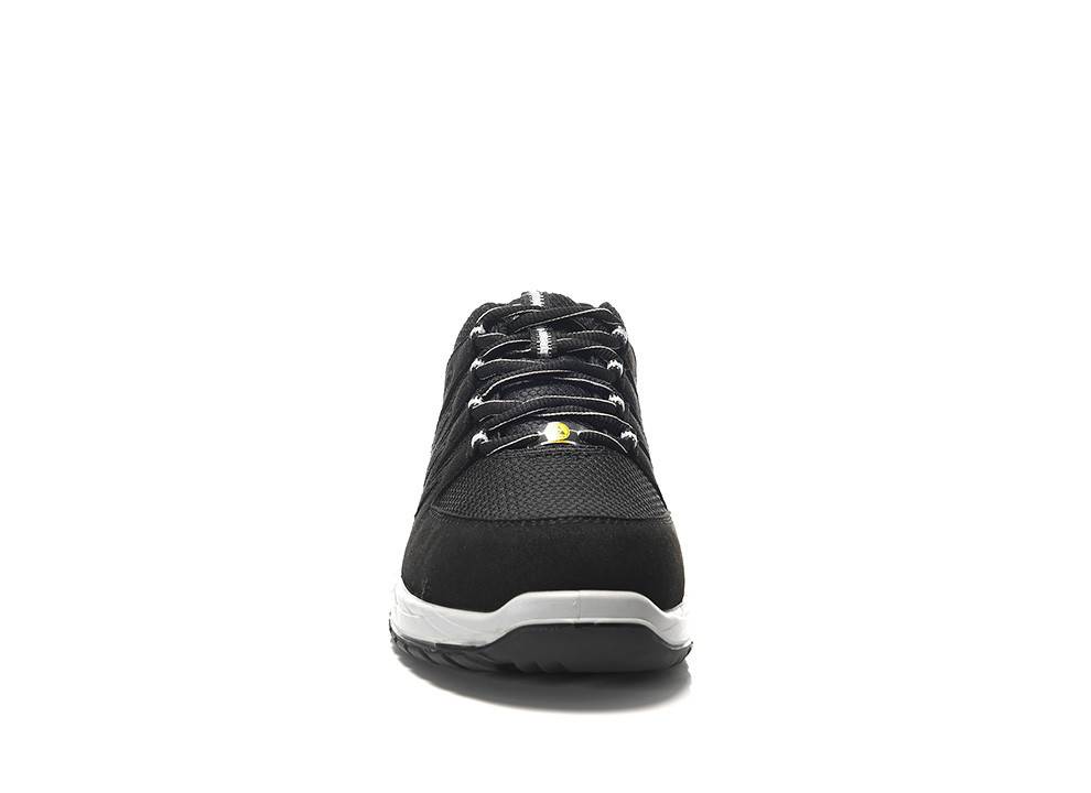 Ein schwarzer Sneaker mit weißer Sohle, von vorne betrachtet, mit Schnürsenkeln und einem gelben Detail nahe der Zehenpartie.