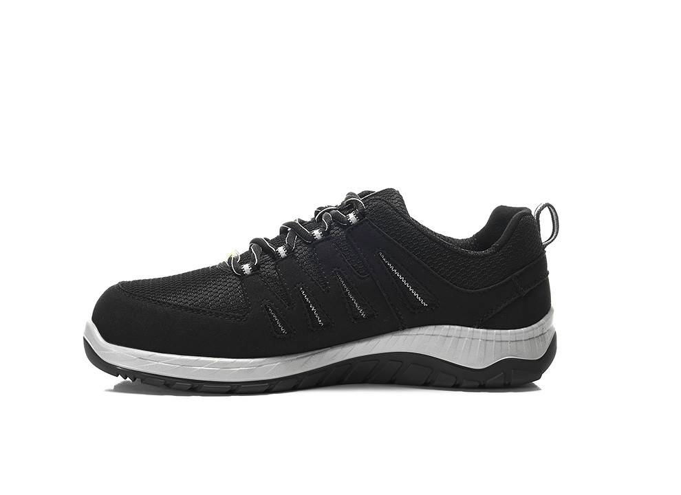 Schwarzer Sportschuh mit Meshobermaterial, schwarzen Schnürsenkeln und einer dicken weiß-schwarzen Sohle, entwickelt für bequemes Freizeitschuhwerk.