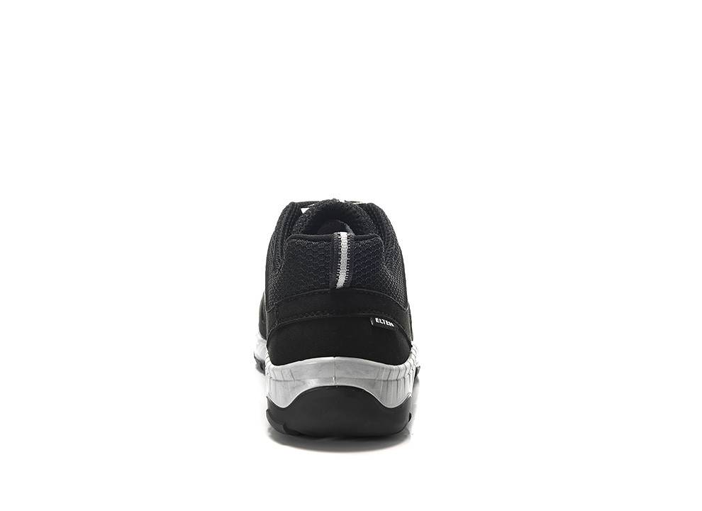 Ein schwarzer Sneaker, von hinten betrachtet, mit einer strukturierten weißen Sohle und einer Zuglasche am Absatz.