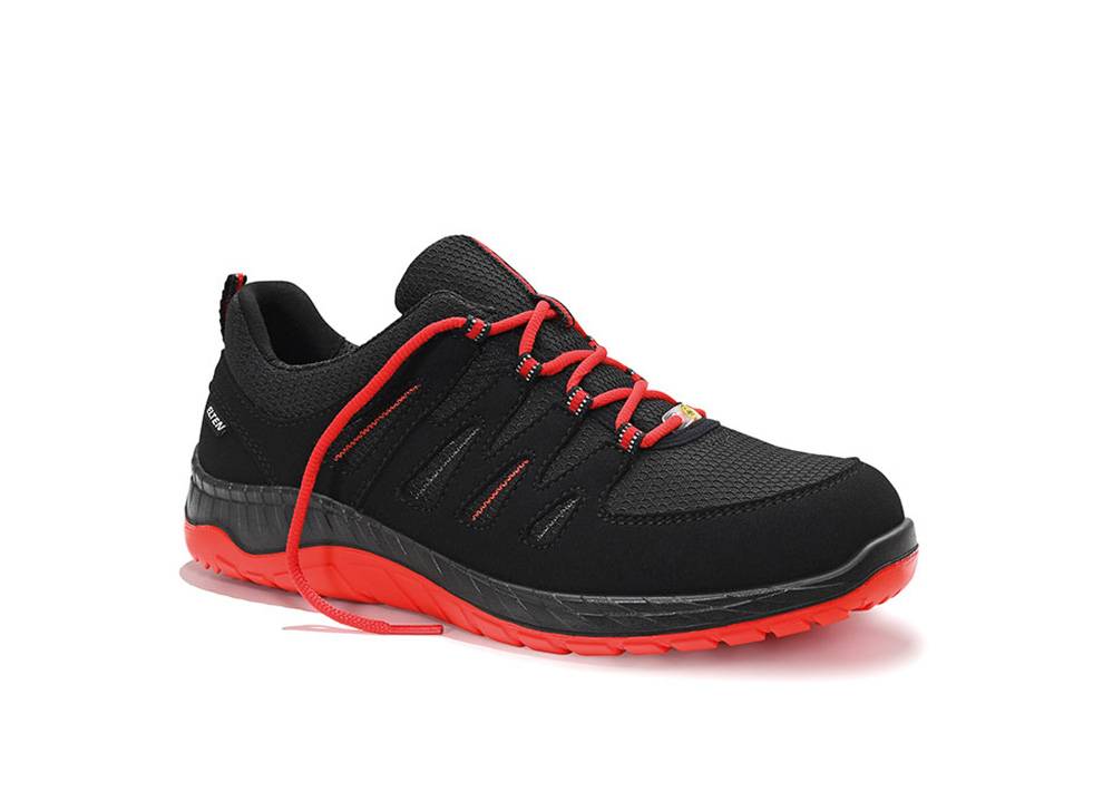 Ein schwarzer Sportschuh mit roten Akzenten, einschließlich der Sohle und Schnürsenkel, der für Outdoor-Aktivitäten entwickelt wurde.