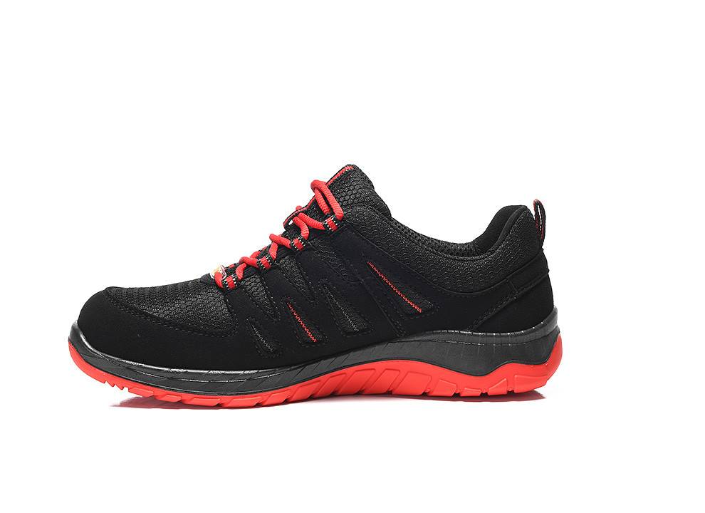 Ein schwarzer Sportschuh mit roten Akzenten und einer dicken Sohle, entwickelt für Outdoor-Aktivitäten, auf einem einfarbigen weißen Hintergrund.