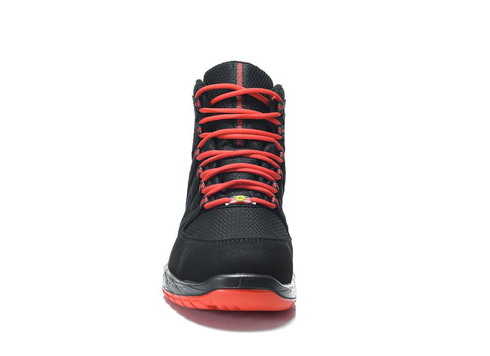 Frontansicht eines schwarzen Sneakers mit roten Akzenten und Schnürsenkeln, der sein Design und Farbkontrast zeigt.