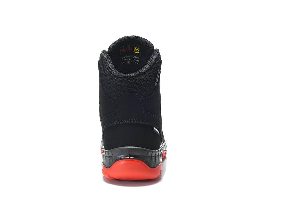 Ein schwarzer und roter Stiefel, von hinten gezeigt, mit robuster Sohle und gepolstertem Schaft.