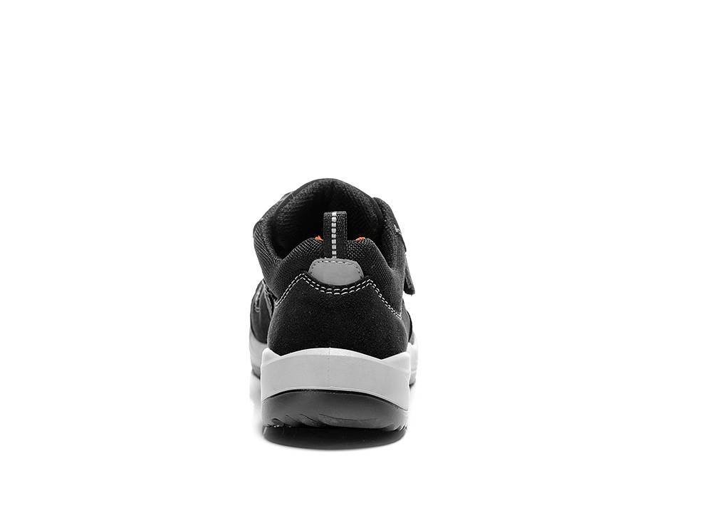 Eine schwarz-weiße Turnschuh, von hinten betrachtet, der die Ferse und einen Teil der Sohle zeigt. Der Schuh hat ein schlichtes, sportliches Design.