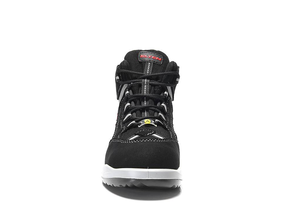 Ein schwarzer, hoher Sneaker mit grauen Schnürsenkeln, weißer Sohle und Logo auf der Zunge, von vorne gegen einen weißen Hintergrund gesehen.