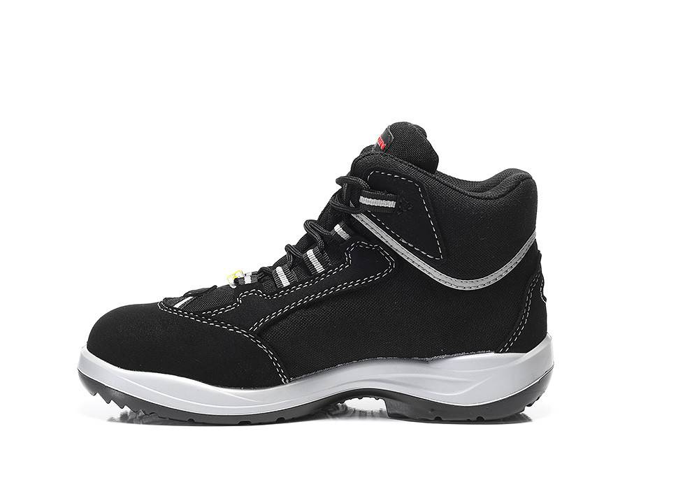 Ein schwarzer Wanderschuh mit weißer Naht, ausgestattet mit einer robusten Sohle und grauen Schnürsenkeln, konzipiert für Outdoor-Aktivitäten.