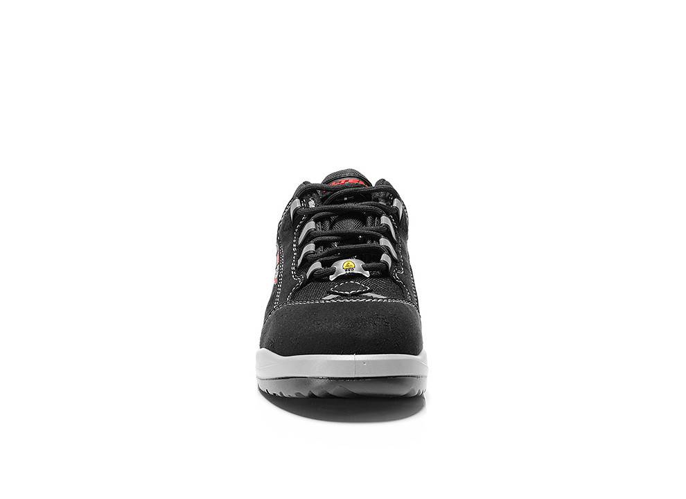 Ein schwarzer Skate-Schuh mit weißen Akzenten und einem roten Logo auf der Zunge, von vorne gesehen, auf weißem Hintergrund isoliert.