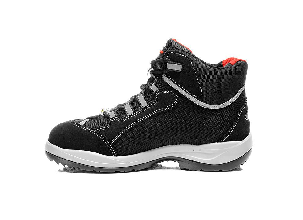 Ein schwarzer Wanderschuh mit roten Akzenten und einer robusten Sohle, konzipiert für Outdoor-Aktivitäten, Seitenansicht.