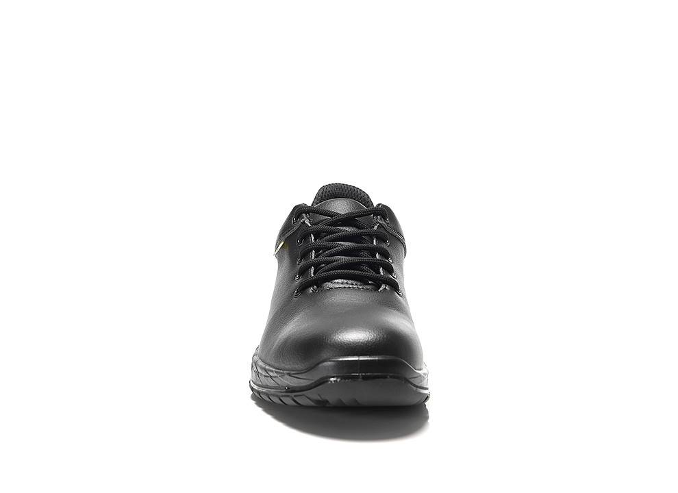 Ein schwarzer Turnschuh wird von vorne gezeigt. Das Design ist schlicht mit Schnürsenkeln und einer strukturierten Sohle, was Komfort und Funktionalität betont.