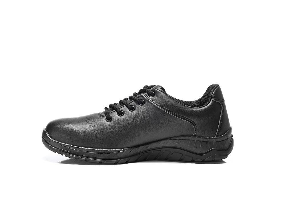 Ein schwarzer Lederschuh mit robuster Sohle und Schnürsenkeln, geeignet für legere oder formelle Anlässe, von der Seite vor einem weißen Hintergrund.
