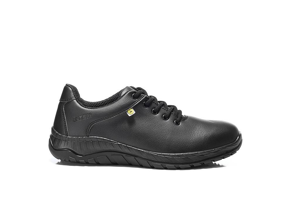 Ein schwarzer, niedriger Schuh mit gedämpfter Sohle und Schnürsenkeln, geeignet für Freizeit- oder Berufskleidung.