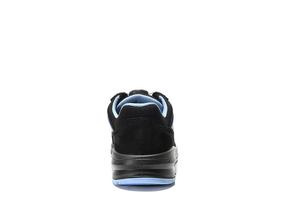 Ein schwarzer und blauer Turnschuh, von hinten gezeigt, mit Betonung des Fersenbereichs und der Sohlengestaltung vor einem schlichten weißen Hintergrund.