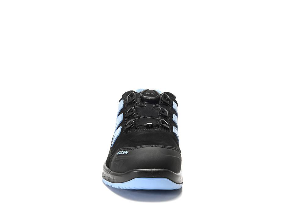 Ein schwarzer und hellblauer Sportschuh mit BOA-Verschlusssystem, von vorne betrachtet, der sein Design und seine Struktur präsentiert.