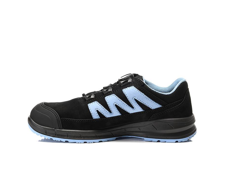 Ein schwarzer Sneaker mit blauen Akzenten und einer robusten Sohle, konzipiert für Outdoor-Aktivitäten.