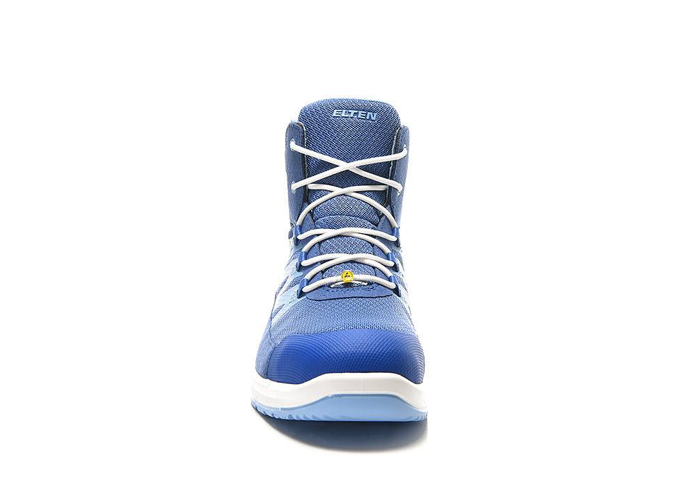 Ein blauer High-Top-Sneaker mit weißen Schnürsenkeln und einer hellblauen Sohle, von vorne betrachtet, auf weißem Hintergrund isoliert.
