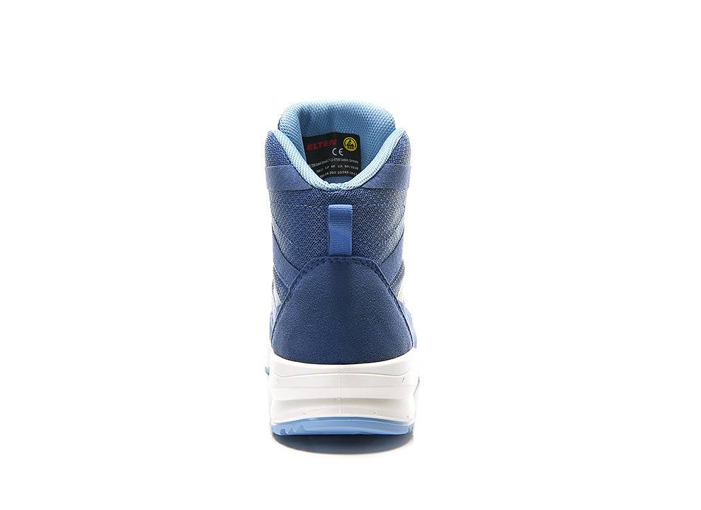 Ein blauer High-Top-Sneaker mit einer weißen Sohle, von hinten betrachtet, der sein Design und seine Textur zur Geltung bringt.
