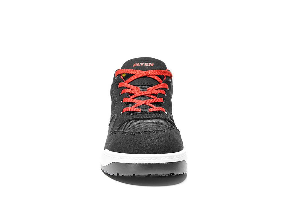 Ein schwarzer und roter Sportschuh wird von vorne gezeigt. Der Schuh verfügt über rote Schnürsenkel und eine weiße Sohle, wobei das Markenlogo auf der Zunge sichtbar ist.