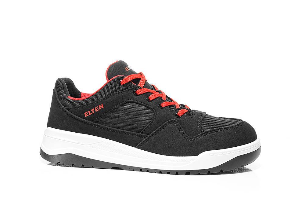 Sportschuh aus schwarzem Stoff mit weißer Sohle und roten Akzenten, einschließlich Schnürsenkel und Innenfutter. Der Markenname ist an der Seite sichtbar.