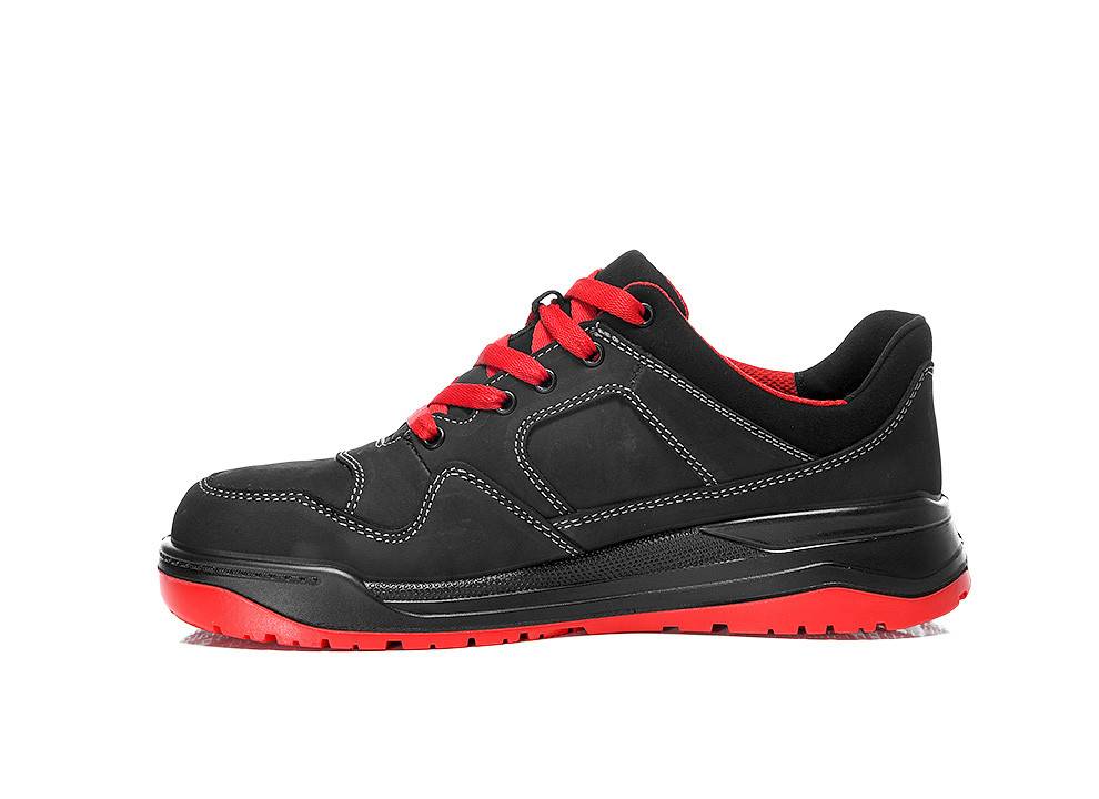 Ein schwarzer und roter athletischer Schuh mit roter Sohle und roten Schnürsenkeln, der ein sportliches Design und komfortable Polsterung präsentiert.