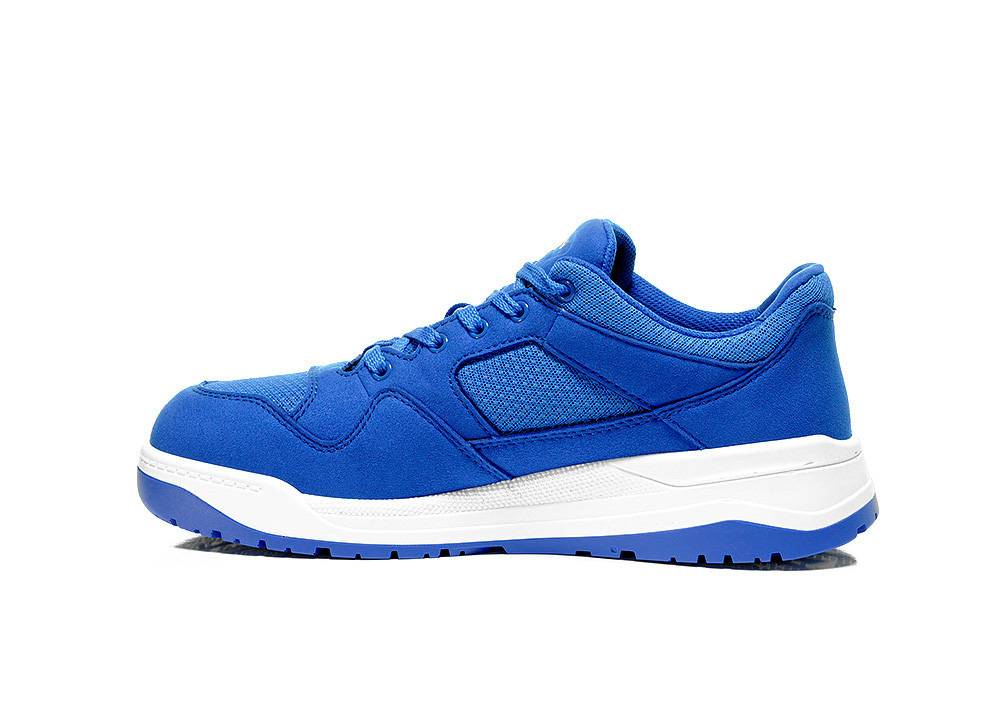 Ein blauer Turnschuh mit einer weißen Sohle, in Seitenansicht. Der Schuh verfügt über Mesh-Einsätze mit einer stromlinienförmigen Gestaltung, die lässige Verwendung andeutet.