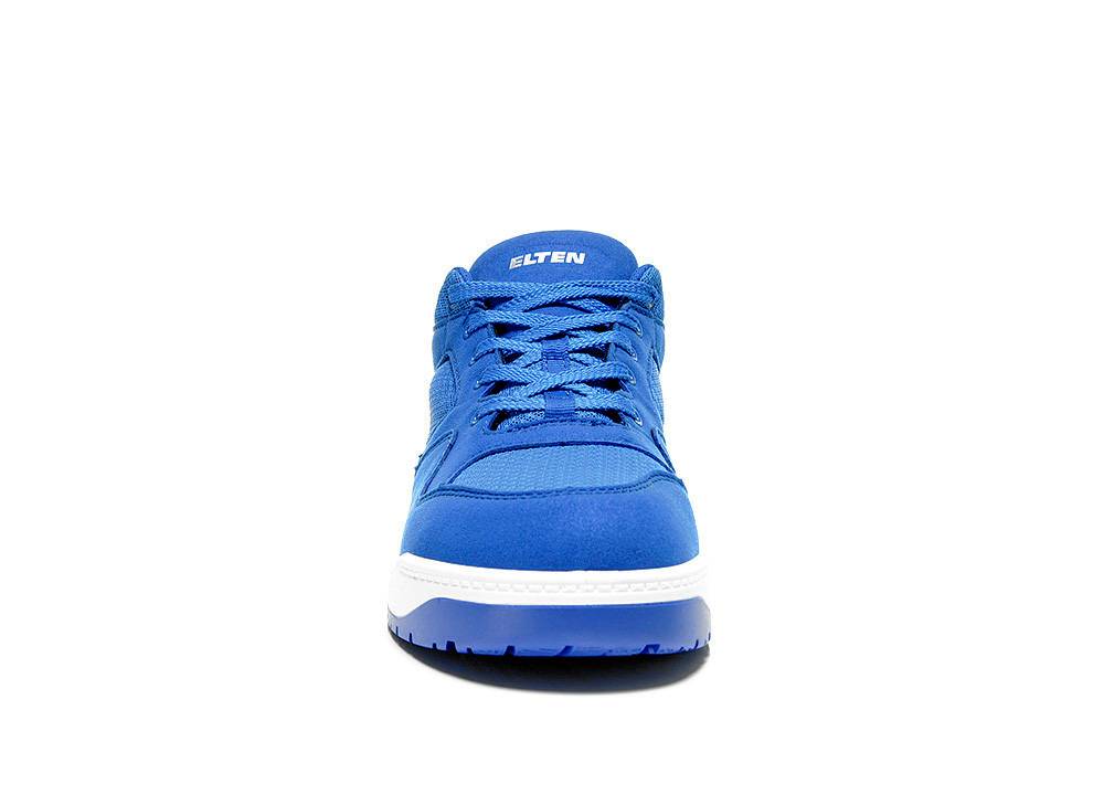 Ein blauer Turnschuh, der direkt von vorne auf einem weißen Hintergrund positioniert ist und sein Frontdesign und seine Sohle präsentiert.