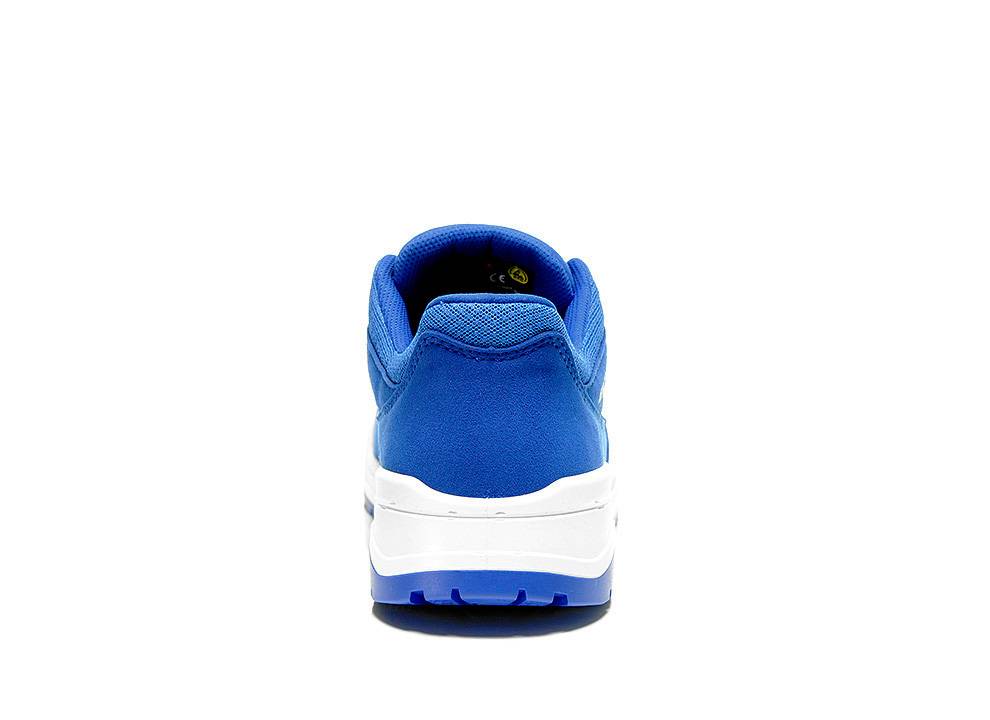 Ein blauer Sportschuh, von hinten auf weißem Hintergrund betrachtet, der das Design der Ferse und Sohle hervorhebt.