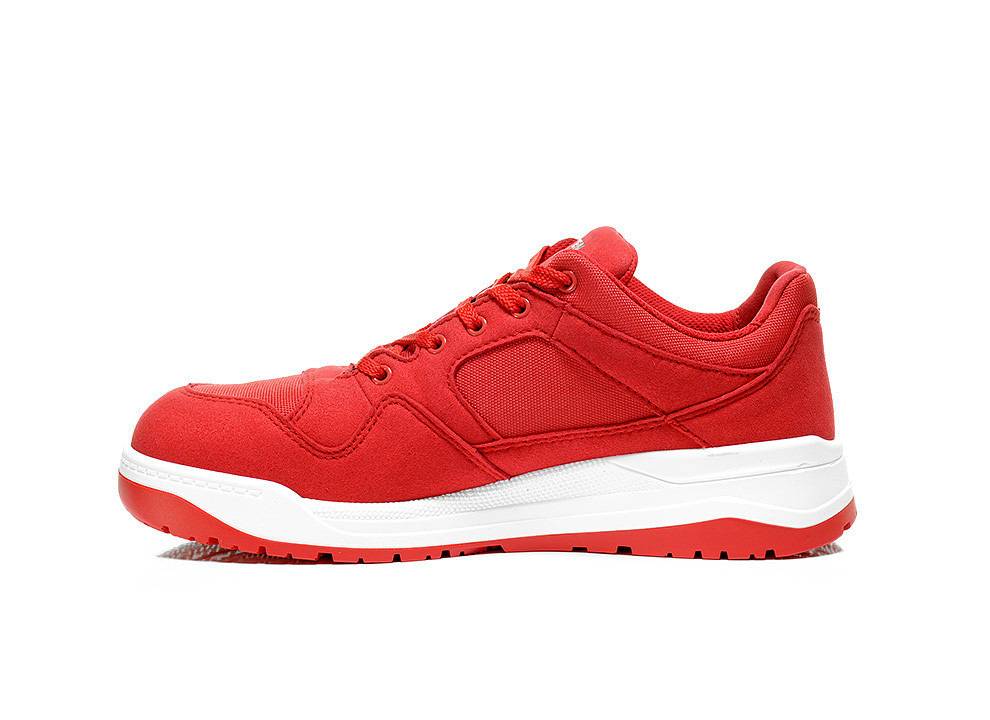 Roter Sportschuh mit weißer Sohle, ausgestattet mit Schnürverschluss und elegantem Design, Seitenansicht.