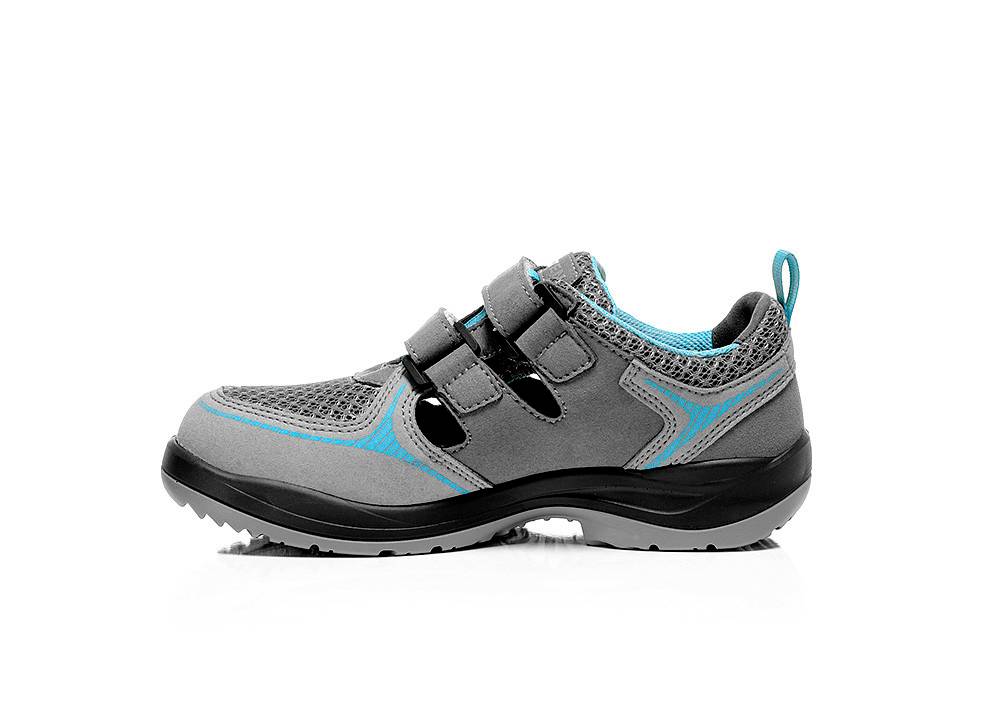 Ein grau-blauer Sportschuh mit zwei Klettverschlüssen, ausgestattet mit einem Meshobermaterial und einer robusten Sohle, konzipiert für Outdoor-Aktivitäten.