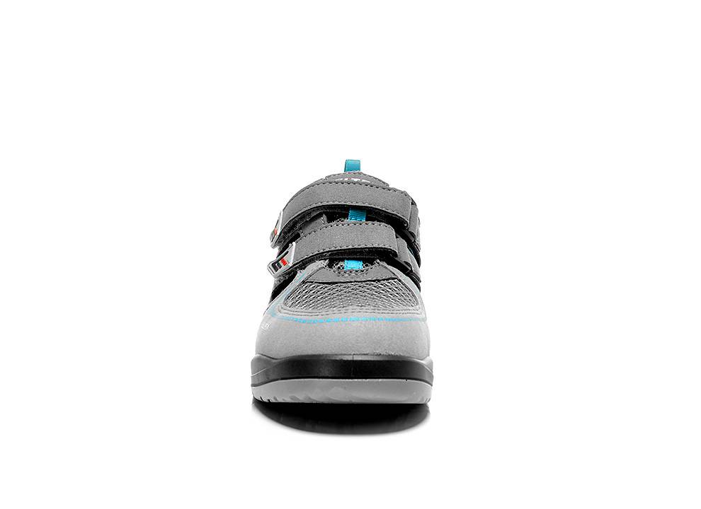 Ein grauer Kindersneaker mit blauen Akzenten und zwei Klettverschlüssen wird von vorne vor einem weißen Hintergrund gezeigt.