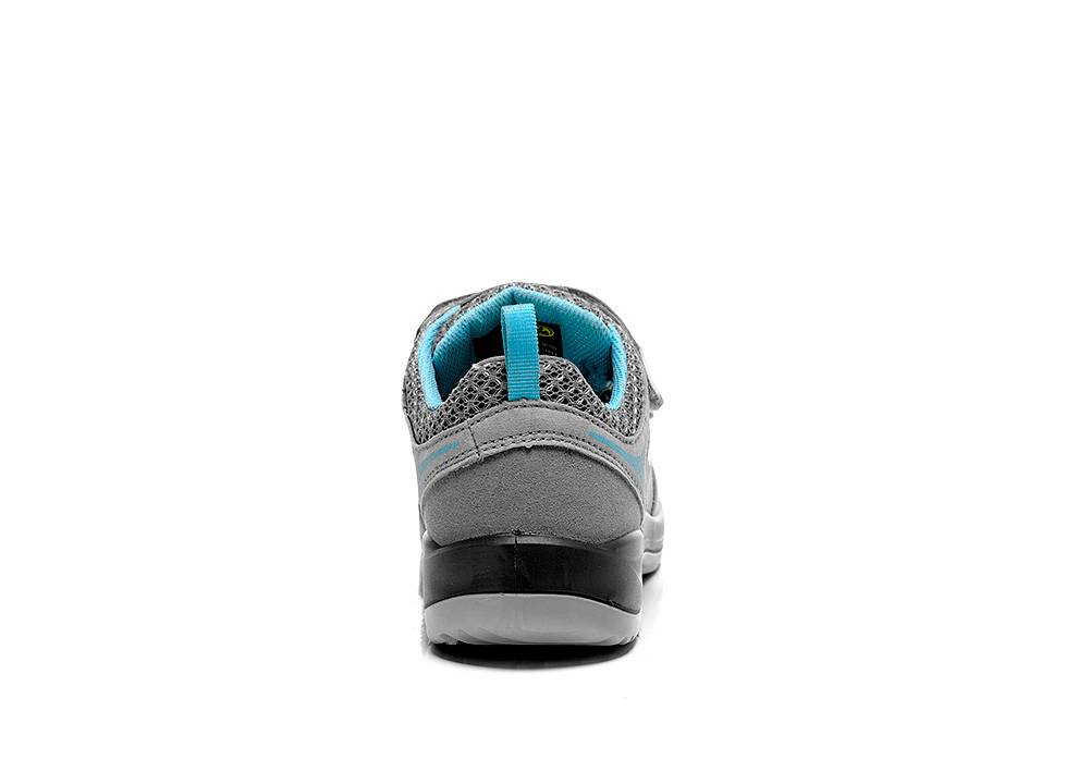Grauer Sportschuh mit blauen Akzenten, von hinten betrachtet.