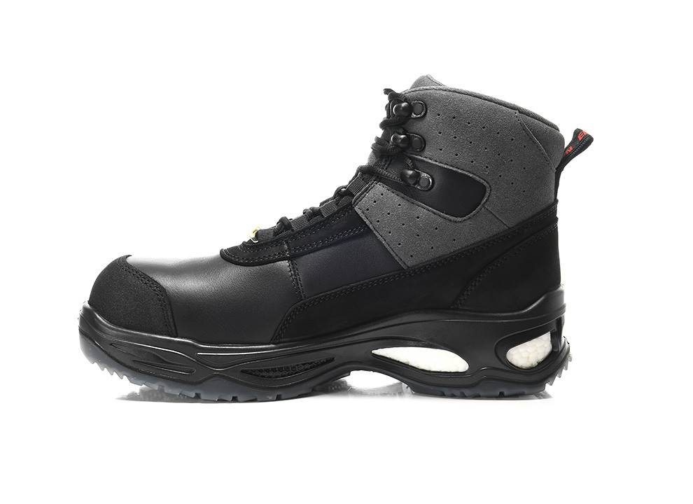 Ein schwarzer und grauer Wanderschuh mit einer robusten Sohle, entwickelt für Outdoor-Aktivitäten, von der Seite auf einem schlichten weißen Hintergrund abgebildet.