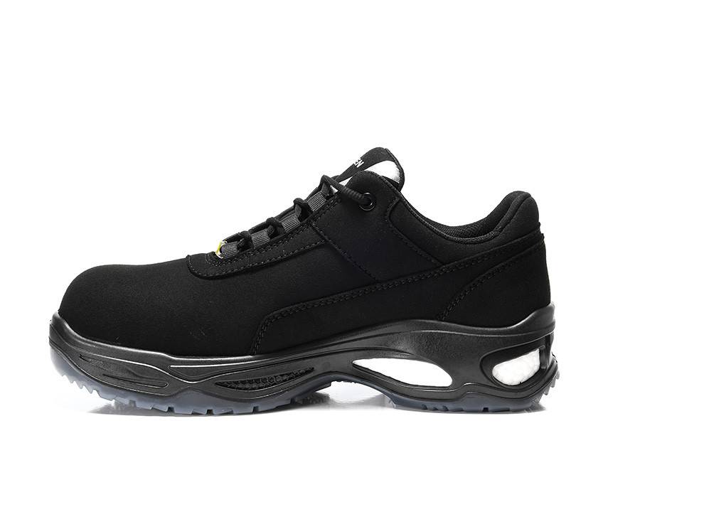 Ein schwarzer Sportschuh mit einer dicken, strukturierten Sohle und Schnürsenkeln, der eine elegante, flache Silhouette aufweist.