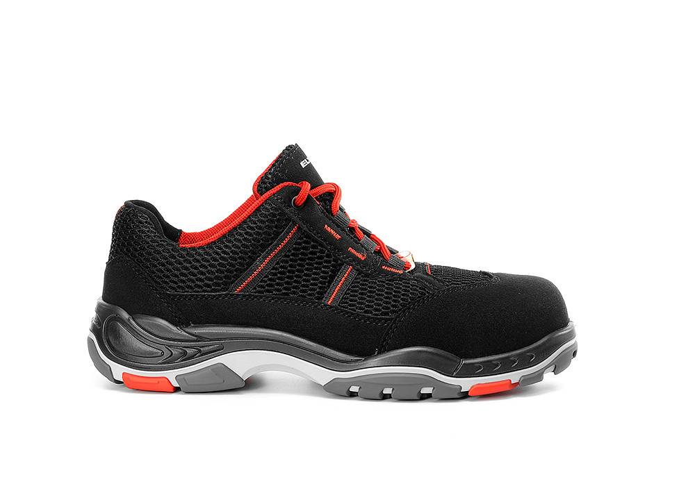 Ein schwarzer und roter Sportschuh aus Meshgewebe mit robuster Sohle, der für Komfort und Haltbarkeit konzipiert ist, von der Seite abgebildet.