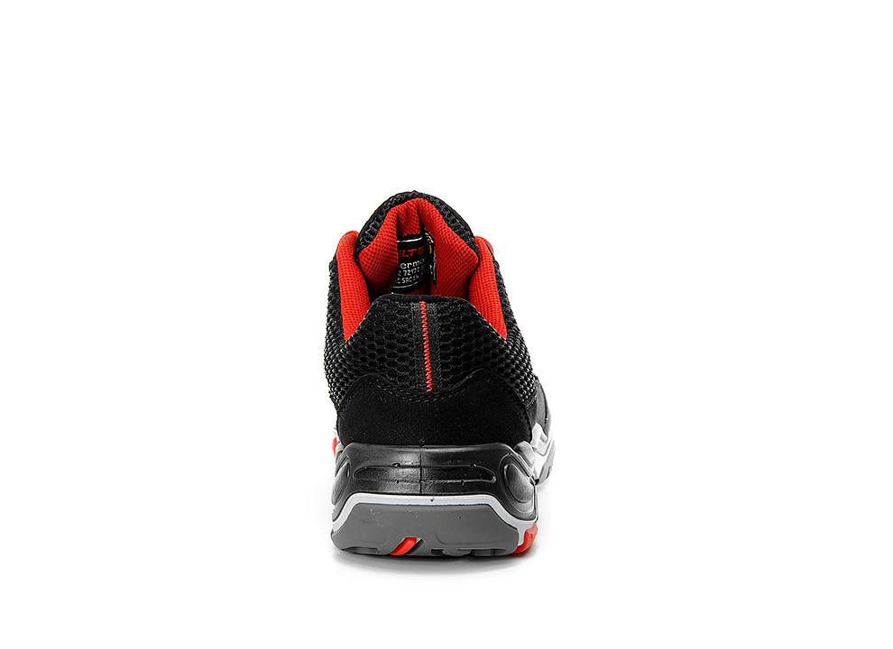 Ein schwarzer Sportschuh mit roten und weißen Akzenten wird von hinten gezeigt und betont die Ferse und die Maschentextur vor einem weißen Hintergrund.