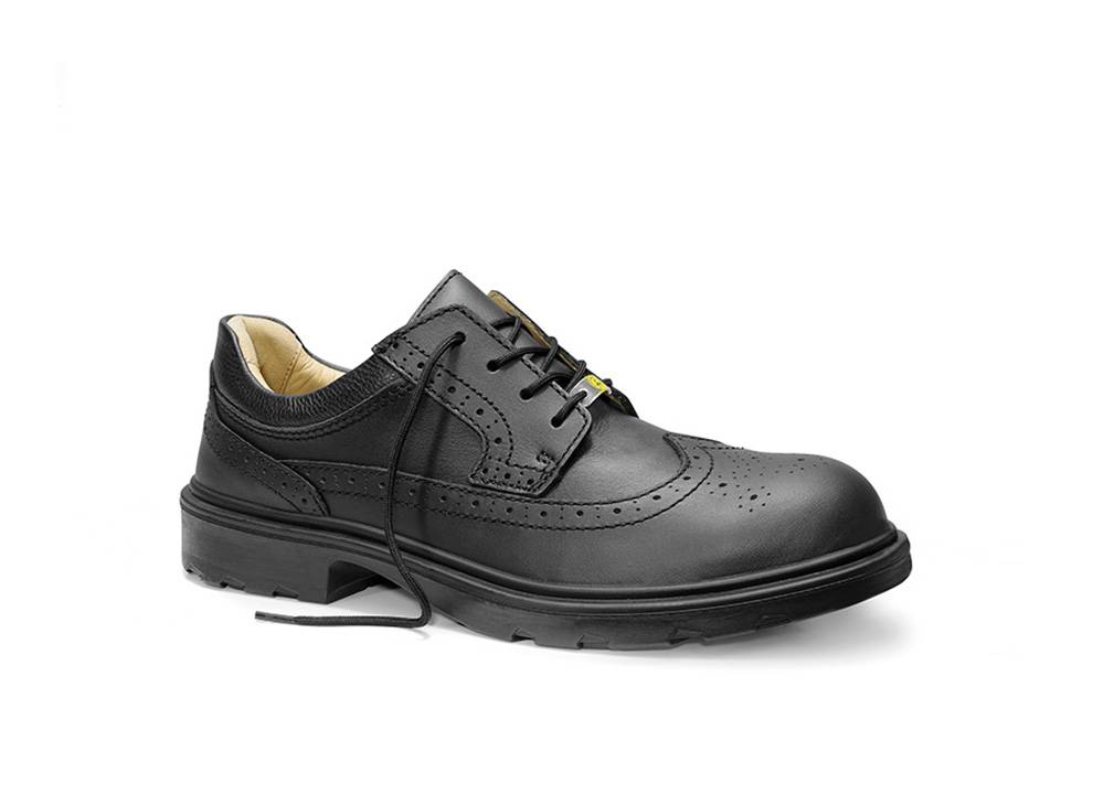 Ein schwarzer Lederschuh mit Schnürsenkeln, Brogue-Muster und dicker Sohle wird präsentiert. Eine Schnürsenkel hängt locker zur Seite.