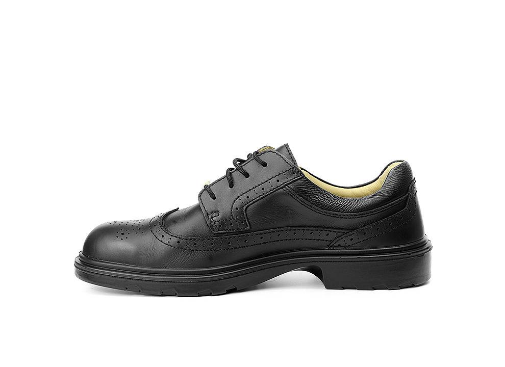 Ein schwarzer Lederschuh mit Brogue-Details und niedrigem Absatz, auf weißem Hintergrund präsentiert.
