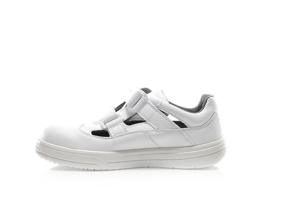 Ein weißer Sportschuh mit schwarzen Akzenten auf der Zunge und der Ferse, ausgestattet mit einer robusten Sohle und elegantem Design, vor einem schlichten weißen Hintergrund.
