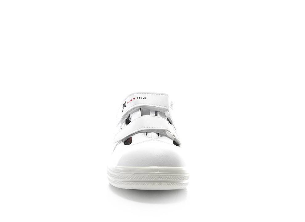 Ein weißer Turnschuh von vorne gesehen, mit Klettverschlüssen und schwarzen Akzenten.