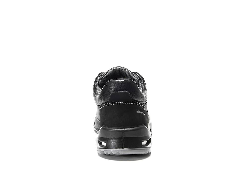 Ein schwarzer Sportschuh, von hinten betrachtet, der das Design der Ferse und der Sohle zeigt, geeignet für Laufen oder lässige Freizeitbekleidung.