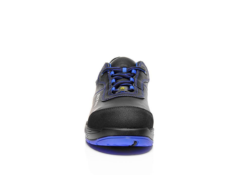 Ein schwarzer Sportschuh mit blauen Akzenten und Schnürsenkeln wird von vorne gezeigt, wobei sein elegantes Design für den lässigen Gebrauch hervorgehoben wird.