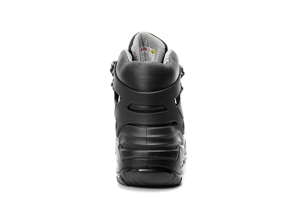 Ein schwarzer Sportschuh, von hinten betrachtet, mit robustem Fersendesign und strukturierter Sohle, mit sichtbarer Innenpolsterung.