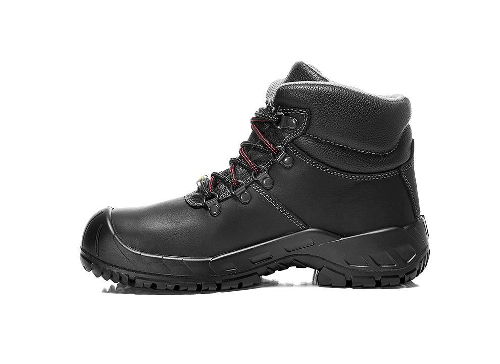 Ein schwarzer Lederwandersstiefel mit hohem Schaft, roten Schnürsenkeln und einer robusten Profilsohle, die für Outdoor-Aktivitäten und raues Gelände entwickelt wurde.