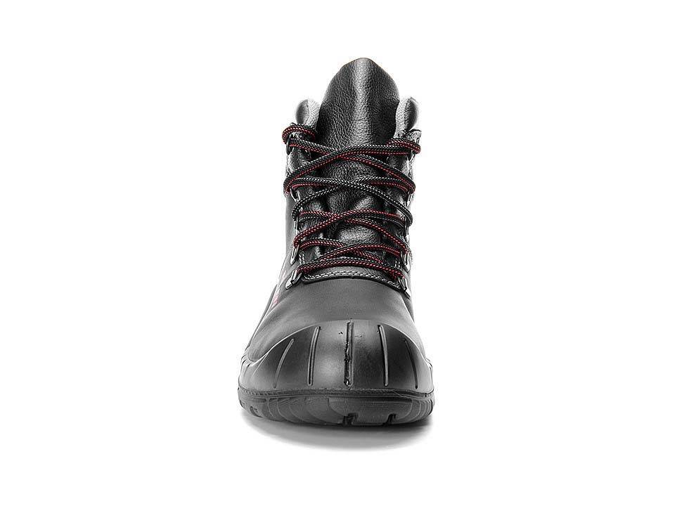 Ein schwarzer Sicherheitsschuh mit roten Schnürsenkeln, ausgestattet mit einer verstärkten Zehenkappe, von vorne betrachtet, vor einem weißen Hintergrund.