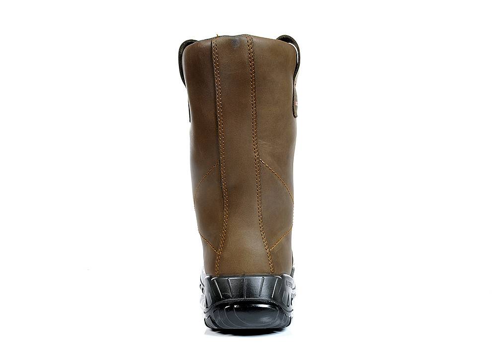 Ein brauner Ledercowboysstiefel mit einer schwarzen Gummisohle, von hinten betrachtet, mit sichtbaren Stickdetails und Zugschlaufen.