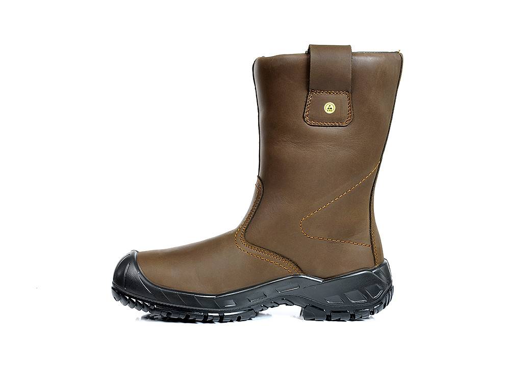Brauner Lederstiefel mit einer robusten schwarzen Sohle, versehen mit verstärkten Nähten und einer Zuglasche am hinteren Teil.